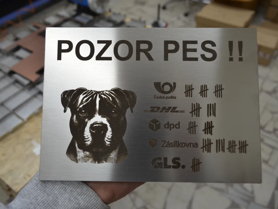 Nerezová cedule s ostrým vektorovým motivem