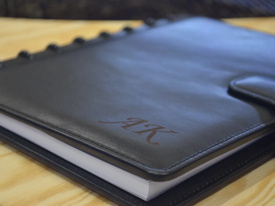Kožený diář s gravírovaným monogramem