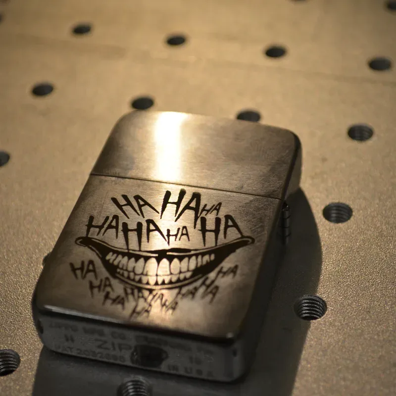 Gravírování na Zippo – Joker
